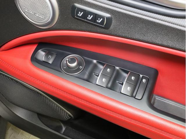 ステルヴィオ 2.2ターボ ディーゼルQ4スポーツパッケージ 禁煙 ZF製8速AT 電子制御式4WD 赤革スポーツシート レザーダッシュボード ブラックルーフレール ブラックウインドウトリム 19AW ハーマンカードン カープレイ対応 バックカメラ(64枚目)