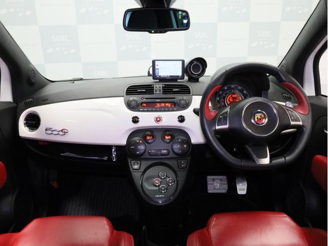 アバルト595C ツーリズモ 禁煙 赤革シート 2トーンボディカラー ブラックソフトトップ 17インチAW ケンウッド製ナビTV リアコーナーセンサー スポーツモード ルーフエンドスポイラー スポーツサス レッドキャリパー(5枚目)