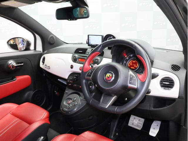 アバルト595C ツーリズモ 禁煙 赤革シート 2トーンボディカラー ブラックソフトトップ 17インチAW ケンウッド製ナビTV リアコーナーセンサー スポーツモード ルーフエンドスポイラー スポーツサス レッドキャリパー(12枚目)