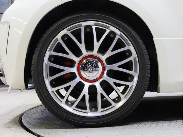 アバルト595C ツーリズモ 禁煙 赤革シート 2トーンボディカラー ブラックソフトトップ 17インチAW ケンウッド製ナビTV リアコーナーセンサー スポーツモード ルーフエンドスポイラー スポーツサス レッドキャリパー(21枚目)