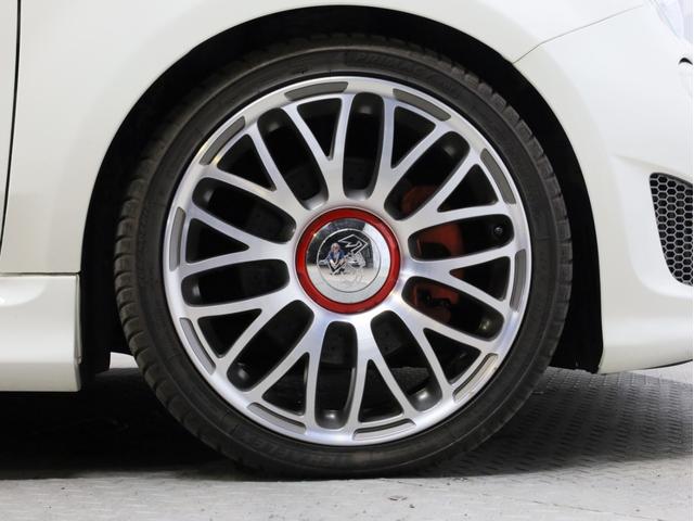 アバルト595C ツーリズモ 禁煙 赤革シート 2トーンボディカラー ブラックソフトトップ 17インチAW ケンウッド製ナビTV リアコーナーセンサー スポーツモード ルーフエンドスポイラー スポーツサス レッドキャリパー(22枚目)