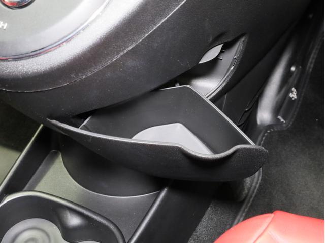 アバルト595C ツーリズモ 禁煙 赤革シート 2トーンボディカラー ブラックソフトトップ 17インチAW ケンウッド製ナビTV リアコーナーセンサー スポーツモード ルーフエンドスポイラー スポーツサス レッドキャリパー(48枚目)