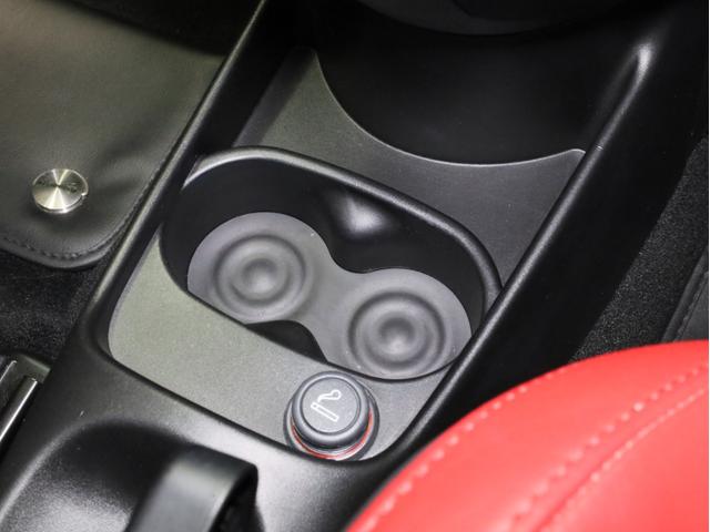 アバルト595C ツーリズモ 禁煙 赤革シート 2トーンボディカラー ブラックソフトトップ 17インチAW ケンウッド製ナビTV リアコーナーセンサー スポーツモード ルーフエンドスポイラー スポーツサス レッドキャリパー(49枚目)