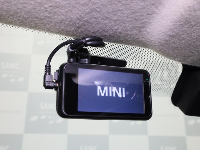 ＭＩＮＩ クーパー　禁煙　ＭＴモード付き６速ＡＴ　クロームラインエクステリア　ホワイトサイドウインカー　前後ドライブレコーダー　純正ＣＤオーディオ　ＥＴＣ　キセノンヘッドライト　１５インチアルミホイール　オートエアコン（3枚目）