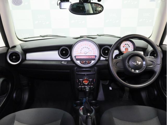 ＭＩＮＩ クーパー　禁煙　ＭＴモード付き６速ＡＴ　クロームラインエクステリア　ホワイトサイドウインカー　前後ドライブレコーダー　純正ＣＤオーディオ　ＥＴＣ　キセノンヘッドライト　１５インチアルミホイール　オートエアコン（4枚目）
