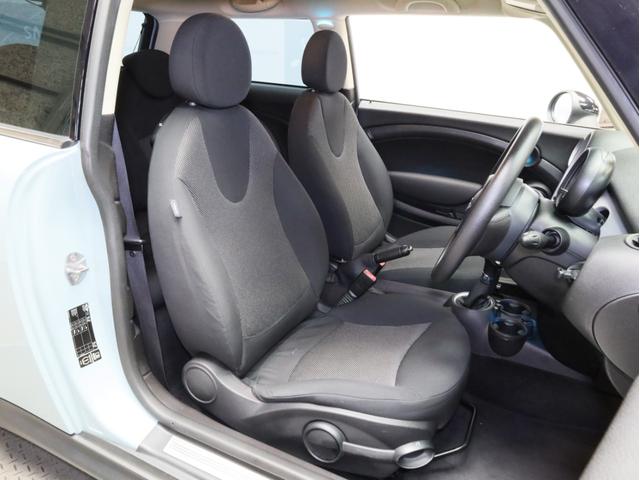 ＭＩＮＩ クーパー　禁煙　ＭＴモード付き６速ＡＴ　クロームラインエクステリア　ホワイトサイドウインカー　前後ドライブレコーダー　純正ＣＤオーディオ　ＥＴＣ　キセノンヘッドライト　１５インチアルミホイール　オートエアコン（5枚目）