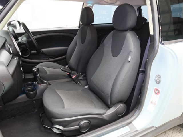 ＭＩＮＩ クーパー　禁煙　ＭＴモード付き６速ＡＴ　クロームラインエクステリア　ホワイトサイドウインカー　前後ドライブレコーダー　純正ＣＤオーディオ　ＥＴＣ　キセノンヘッドライト　１５インチアルミホイール　オートエアコン（9枚目）