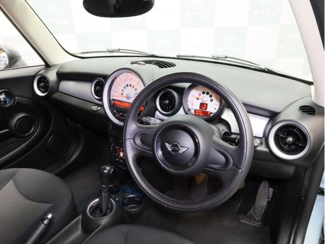 ＭＩＮＩ クーパー　禁煙　ＭＴモード付き６速ＡＴ　クロームラインエクステリア　ホワイトサイドウインカー　前後ドライブレコーダー　純正ＣＤオーディオ　ＥＴＣ　キセノンヘッドライト　１５インチアルミホイール　オートエアコン（11枚目）