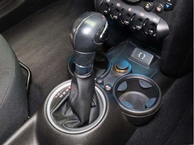 ＭＩＮＩ クーパー　禁煙　ＭＴモード付き６速ＡＴ　クロームラインエクステリア　ホワイトサイドウインカー　前後ドライブレコーダー　純正ＣＤオーディオ　ＥＴＣ　キセノンヘッドライト　１５インチアルミホイール　オートエアコン（12枚目）