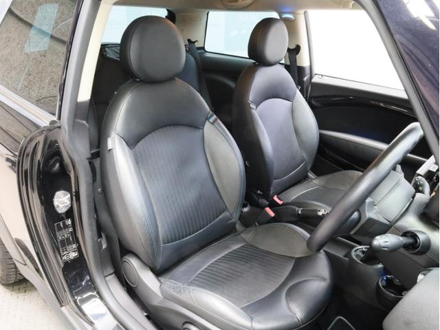 ＭＩＮＩ クーパーＳ　ベイズウオーター　禁煙　ボンネットスポーツストライプ　ストライプデザインミラーキャップ　ハイグロスブラック１７ＡＷ　専用レザーシート　ブルー＆グレーステッチ　クロームラインインテリア　スポーツモード（4枚目）