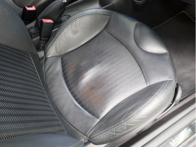 ＭＩＮＩ クーパーＳ　ベイズウオーター　禁煙　ボンネットスポーツストライプ　ストライプデザインミラーキャップ　ハイグロスブラック１７ＡＷ　専用レザーシート　ブルー＆グレーステッチ　クロームラインインテリア　スポーツモード（7枚目）