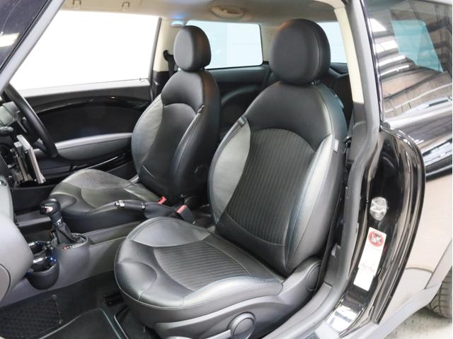 ＭＩＮＩ クーパーＳ　ベイズウオーター　禁煙　ボンネットスポーツストライプ　ストライプデザインミラーキャップ　ハイグロスブラック１７ＡＷ　専用レザーシート　ブルー＆グレーステッチ　クロームラインインテリア　スポーツモード（8枚目）