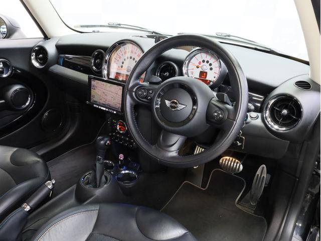 ＭＩＮＩ クーパーＳ　ベイズウオーター　禁煙　ボンネットスポーツストライプ　ストライプデザインミラーキャップ　ハイグロスブラック１７ＡＷ　専用レザーシート　ブルー＆グレーステッチ　クロームラインインテリア　スポーツモード（10枚目）