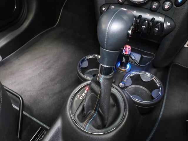 ＭＩＮＩ クーパーＳ　ベイズウオーター　禁煙　ボンネットスポーツストライプ　ストライプデザインミラーキャップ　ハイグロスブラック１７ＡＷ　専用レザーシート　ブルー＆グレーステッチ　クロームラインインテリア　スポーツモード（11枚目）