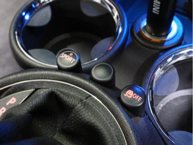 ＭＩＮＩ クーパーＳ　ベイズウオーター　禁煙　ボンネットスポーツストライプ　ストライプデザインミラーキャップ　ハイグロスブラック１７ＡＷ　専用レザーシート　ブルー＆グレーステッチ　クロームラインインテリア　スポーツモード（12枚目）