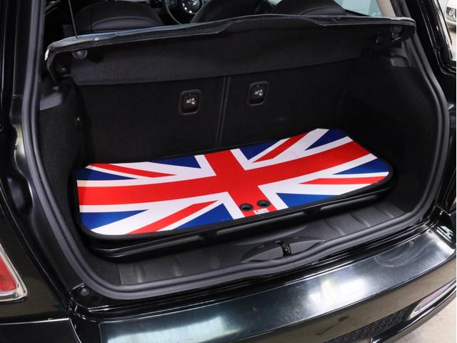 ＭＩＮＩ クーパーＳ　ベイズウオーター　禁煙　ボンネットスポーツストライプ　ストライプデザインミラーキャップ　ハイグロスブラック１７ＡＷ　専用レザーシート　ブルー＆グレーステッチ　クロームラインインテリア　スポーツモード（16枚目）