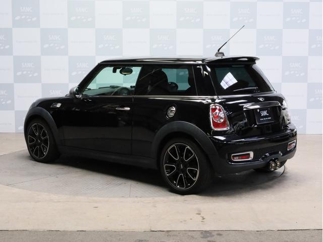ＭＩＮＩ クーパーＳ　ベイズウオーター　禁煙　ボンネットスポーツストライプ　ストライプデザインミラーキャップ　ハイグロスブラック１７ＡＷ　専用レザーシート　ブルー＆グレーステッチ　クロームラインインテリア　スポーツモード（31枚目）