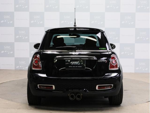 ＭＩＮＩ クーパーＳ　ベイズウオーター　禁煙　ボンネットスポーツストライプ　ストライプデザインミラーキャップ　ハイグロスブラック１７ＡＷ　専用レザーシート　ブルー＆グレーステッチ　クロームラインインテリア　スポーツモード（32枚目）