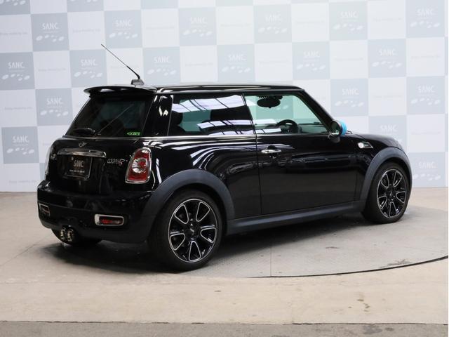 ＭＩＮＩ クーパーＳ　ベイズウオーター　禁煙　ボンネットスポーツストライプ　ストライプデザインミラーキャップ　ハイグロスブラック１７ＡＷ　専用レザーシート　ブルー＆グレーステッチ　クロームラインインテリア　スポーツモード（33枚目）