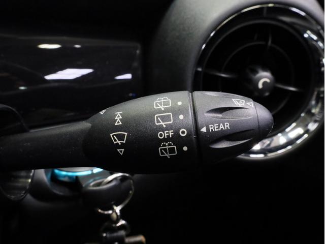 ＭＩＮＩ クーパーＳ　ベイズウオーター　禁煙　ボンネットスポーツストライプ　ストライプデザインミラーキャップ　ハイグロスブラック１７ＡＷ　専用レザーシート　ブルー＆グレーステッチ　クロームラインインテリア　スポーツモード（47枚目）
