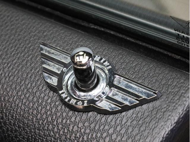 ＭＩＮＩ クーパーＳ　ベイズウオーター　禁煙　ボンネットスポーツストライプ　ストライプデザインミラーキャップ　ハイグロスブラック１７ＡＷ　専用レザーシート　ブルー＆グレーステッチ　クロームラインインテリア　スポーツモード（58枚目）