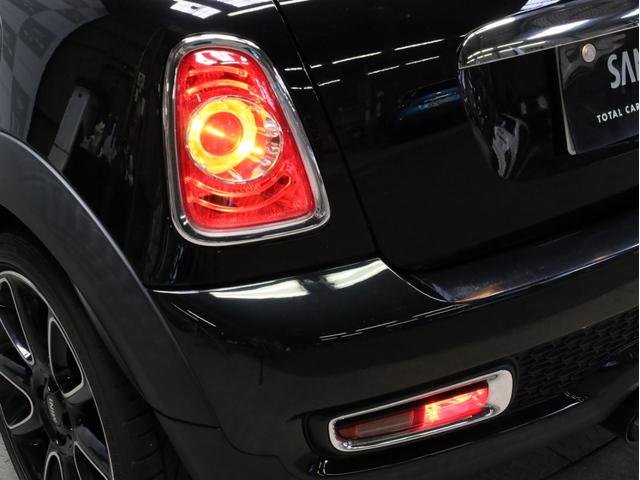 ＭＩＮＩ クーパーＳ　ベイズウオーター　禁煙　ボンネットスポーツストライプ　ストライプデザインミラーキャップ　ハイグロスブラック１７ＡＷ　専用レザーシート　ブルー＆グレーステッチ　クロームラインインテリア　スポーツモード（76枚目）