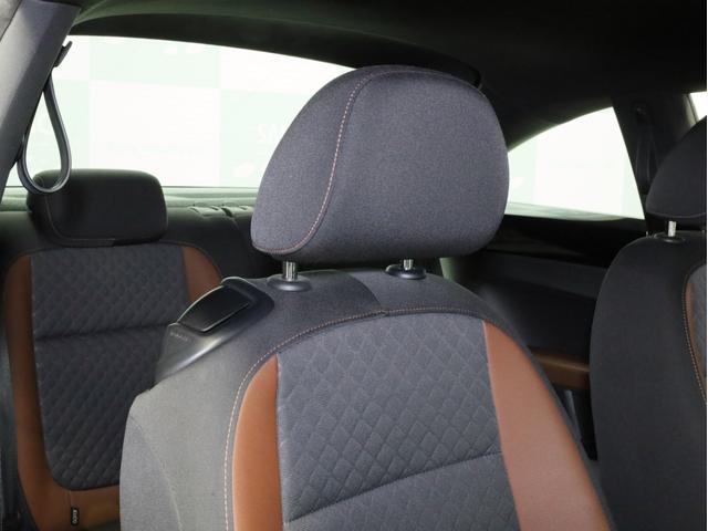 ザ・ビートル オールスター　禁煙　専用ボディカラー・エンブレム・デザインハーフレザーシート・１７インチＡＷ・スカッフプレート　純正ＳＤナビ　Ｂｌｕｅｔｏｏｔｈ　フルセグＴＶ　バイキセノンヘッドライト　ＬＥＤポジションライト（8枚目）