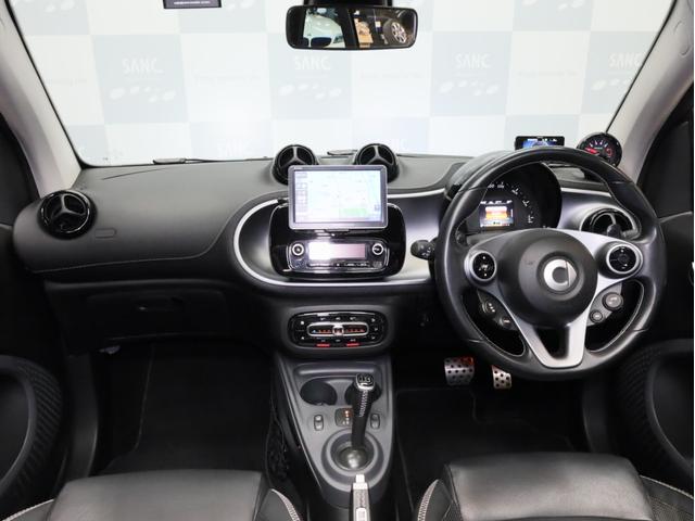 スマートフォーツーカブリオ ＢＲＡＢＵＳ　エクスクルーシブ　リミテッド　禁煙　黒革　パナソニック製ナビ　ＴＶ　バックカメラ　ドラレコ　ＬＥＤヘッドライト　レザーダッシュボード　専用エンジン・マフラー・ＡＴ・サスペンション　ブラバス製アルミホイール　電動ソフトトップ（3枚目）