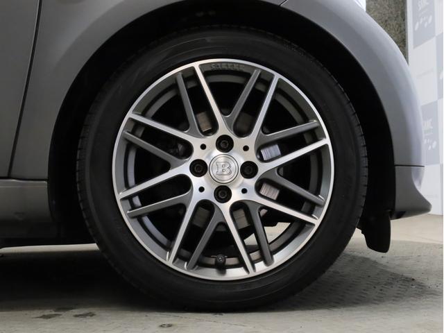 スマートフォーツーカブリオ ＢＲＡＢＵＳ　エクスクルーシブ　リミテッド　禁煙　黒革　パナソニック製ナビ　ＴＶ　バックカメラ　ドラレコ　ＬＥＤヘッドライト　レザーダッシュボード　専用エンジン・マフラー・ＡＴ・サスペンション　ブラバス製アルミホイール　電動ソフトトップ（23枚目）