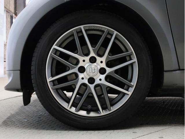 スマートフォーツーカブリオ ＢＲＡＢＵＳ　エクスクルーシブ　リミテッド　禁煙　黒革　パナソニック製ナビ　ＴＶ　バックカメラ　ドラレコ　ＬＥＤヘッドライト　レザーダッシュボード　専用エンジン・マフラー・ＡＴ・サスペンション　ブラバス製アルミホイール　電動ソフトトップ（24枚目）