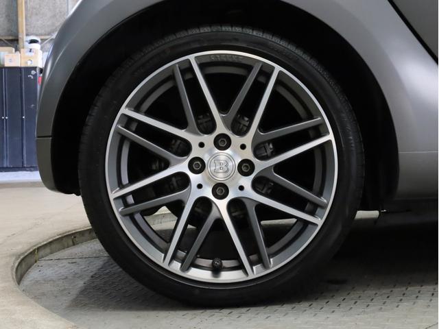 スマートフォーツーカブリオ ＢＲＡＢＵＳ　エクスクルーシブ　リミテッド　禁煙　黒革　パナソニック製ナビ　ＴＶ　バックカメラ　ドラレコ　ＬＥＤヘッドライト　レザーダッシュボード　専用エンジン・マフラー・ＡＴ・サスペンション　ブラバス製アルミホイール　電動ソフトトップ（26枚目）