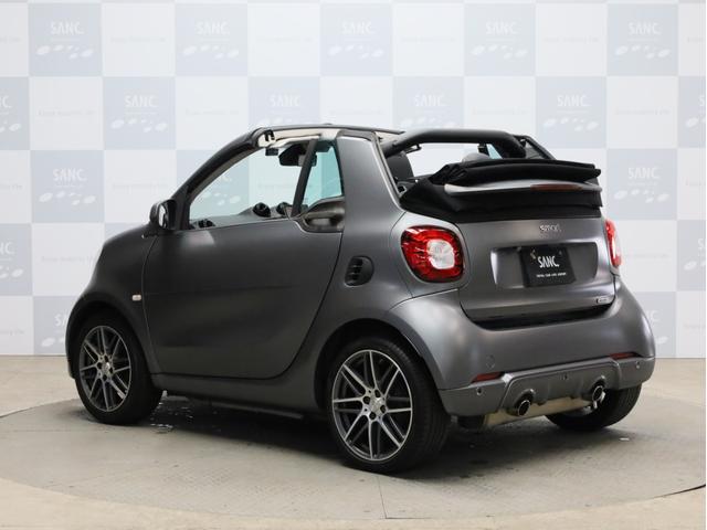 スマートフォーツーカブリオ ＢＲＡＢＵＳ　エクスクルーシブ　リミテッド　禁煙　黒革　パナソニック製ナビ　ＴＶ　バックカメラ　ドラレコ　ＬＥＤヘッドライト　レザーダッシュボード　専用エンジン・マフラー・ＡＴ・サスペンション　ブラバス製アルミホイール　電動ソフトトップ（35枚目）