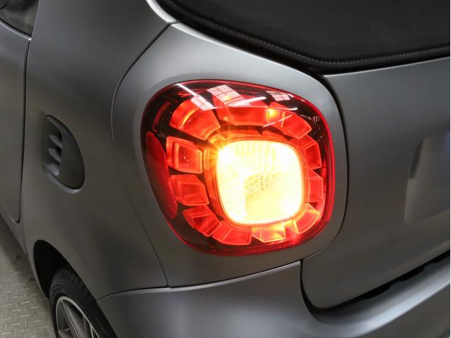 スマートフォーツーカブリオ ＢＲＡＢＵＳ　エクスクルーシブ　リミテッド　禁煙　黒革　パナソニック製ナビ　ＴＶ　バックカメラ　ドラレコ　ＬＥＤヘッドライト　レザーダッシュボード　専用エンジン・マフラー・ＡＴ・サスペンション　ブラバス製アルミホイール　電動ソフトトップ（75枚目）