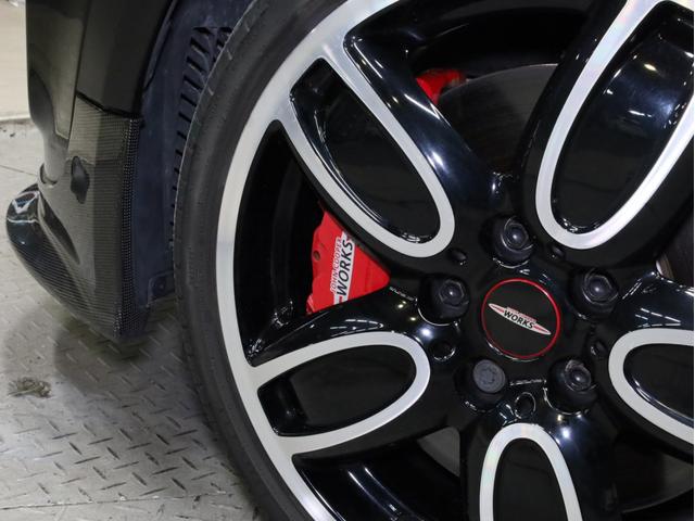 ＭＩＮＩ ジョンクーパーワークス　コンバーチブル　禁煙１オーナー　ＪＣＷ１８ＡＷ　３Ｄデザイン製前後カーボンスポイラー　ユニオンジャックソフトトップ　アダプティブＬＥＤヘッドライト　イルミネーテッドダッシュ　ＨＤＤナビ　バックカメラ　パークアシスト（3枚目）