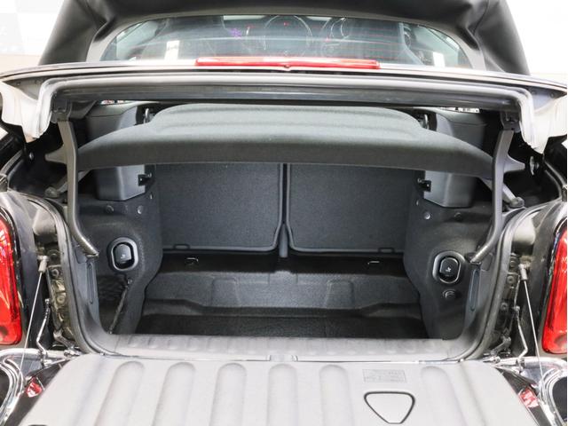 ＭＩＮＩ ジョンクーパーワークス　コンバーチブル　禁煙１オーナー　ＪＣＷ１８ＡＷ　３Ｄデザイン製前後カーボンスポイラー　ユニオンジャックソフトトップ　アダプティブＬＥＤヘッドライト　イルミネーテッドダッシュ　ＨＤＤナビ　バックカメラ　パークアシスト（20枚目）