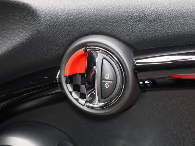 ＭＩＮＩ ジョンクーパーワークス　コンバーチブル　禁煙１オーナー　ＪＣＷ１８ＡＷ　３Ｄデザイン製前後カーボンスポイラー　ユニオンジャックソフトトップ　アダプティブＬＥＤヘッドライト　イルミネーテッドダッシュ　ＨＤＤナビ　バックカメラ　パークアシスト（66枚目）