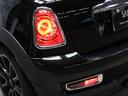 クーパーＳ　ベイズウオーター　禁煙　ボンネットスポーツストライプ　ストライプデザインミラーキャップ　ハイグロスブラック１７ＡＷ　専用レザーシート　ブルー＆グレーステッチ　クロームラインインテリア　スポーツモード（76枚目）