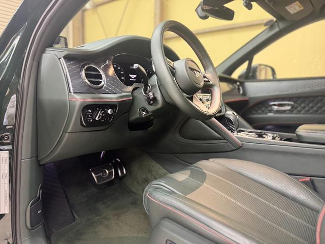 ベンテイガ Ｖ８　左ハンドル　マリナードライビングスペック　２２インチＡＷ　パノラマルーフ（9枚目）