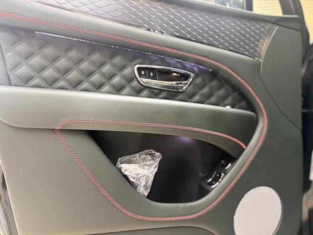 ベンテイガ Ｖ８　左ハンドル　マリナードライビングスペック　２２インチＡＷ　パノラマルーフ（12枚目）