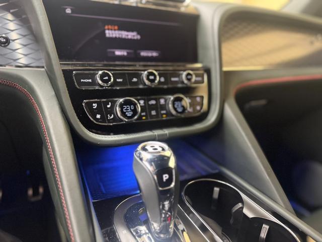 ベンテイガ Ｖ８　左ハンドル　マリナードライビングスペック　２２インチＡＷ　パノラマルーフ（21枚目）