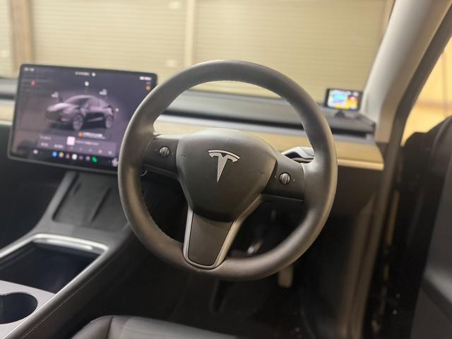 モデルＹ ベースグレード　メーカー保証継承対象車　ブラックレザー　Ｆ＆Ｒスポイラー　純正オプション１９インチホイール（11枚目）