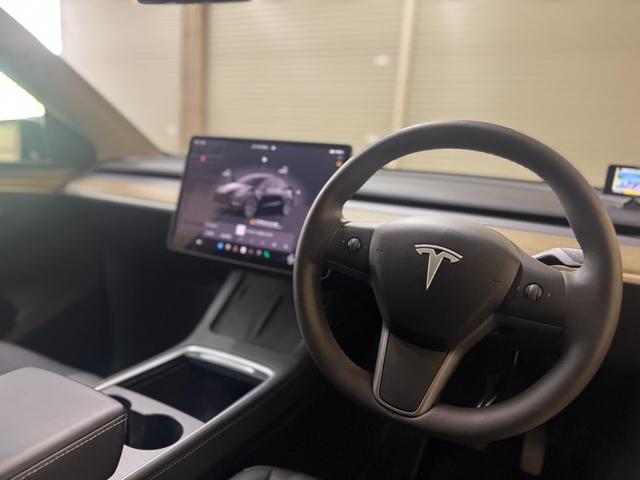 モデルＹ ベースグレード　メーカー保証継承対象車　ブラックレザー　Ｆ＆Ｒスポイラー　純正オプション１９インチホイール（12枚目）