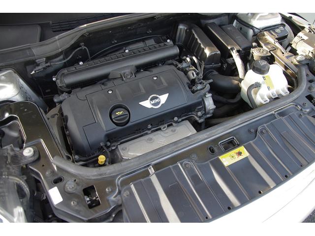 MINI クーパー クロスオーバー クリスタルシルバー×ブラックルーフ・純正OPオフロードデザインキット・カロッツェリアナビ・地デジ・Bカメラ・保証書・取説・記録簿・スペアキー完備・ボディコーティング施工済(8枚目)