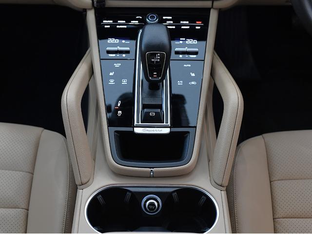 カイエン スポーツクロノパッケージ　スポーツクロノＰＫＧ　禁煙　スポーツテールパイプ　インストルメントダイヤル　社外ＴＶチューナー　スペアキー（46枚目）