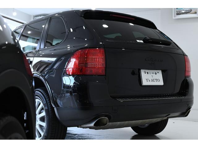 カイエン ベースグレード　右ハンドル　２０２２年製ミシュランタイヤ　禁煙　室内保管　ＥＴＣ　ナビ　リアアルミスキッドプレート（4枚目）