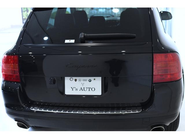 カイエン ベースグレード　右ハンドル　２０２２年製ミシュランタイヤ　禁煙　室内保管　ＥＴＣ　ナビ　リアアルミスキッドプレート（5枚目）