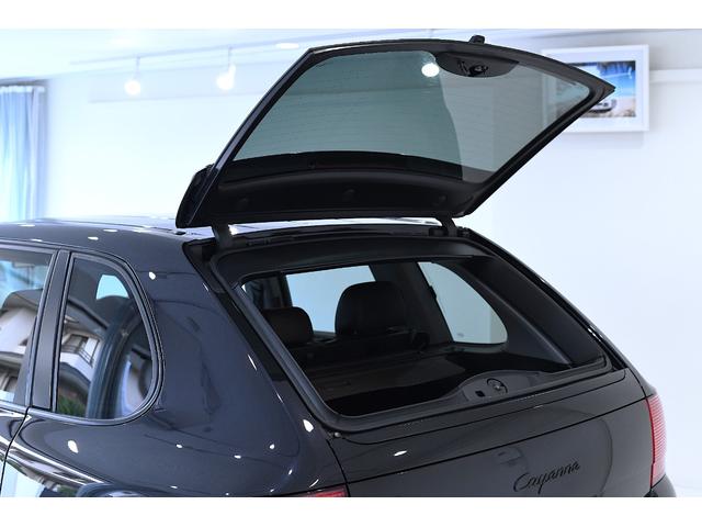 カイエン ベースグレード　右ハンドル　２０２２年製ミシュランタイヤ　禁煙　室内保管　ＥＴＣ　ナビ　リアアルミスキッドプレート（6枚目）