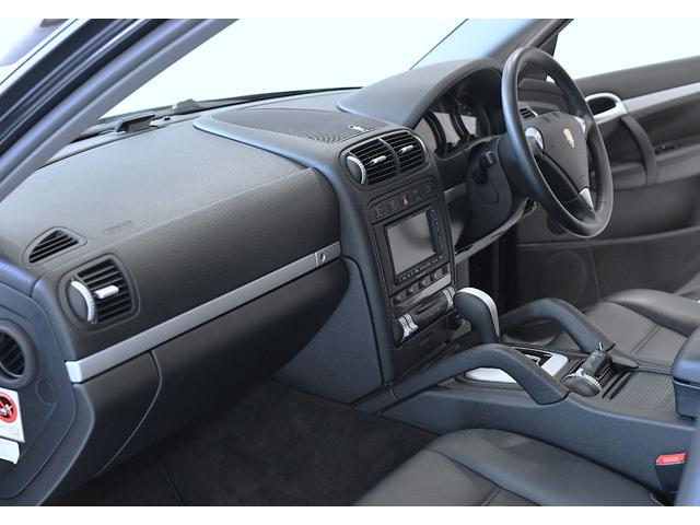 カイエン ベースグレード　右ハンドル　２０２２年製ミシュランタイヤ　禁煙　室内保管　ＥＴＣ　ナビ　リアアルミスキッドプレート（7枚目）