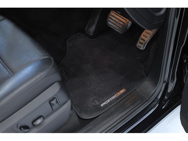 カイエン ベースグレード　右ハンドル　２０２２年製ミシュランタイヤ　禁煙　室内保管　ＥＴＣ　ナビ　リアアルミスキッドプレート（20枚目）