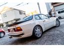 １９８９年に登場した９４４　Ｓ２は３Ｌの排気量と２１２ｂｈｐの出力を持ちます。ターボの滑らかなフロントエンドを共有し、クーペとカブリオレが用意されています。